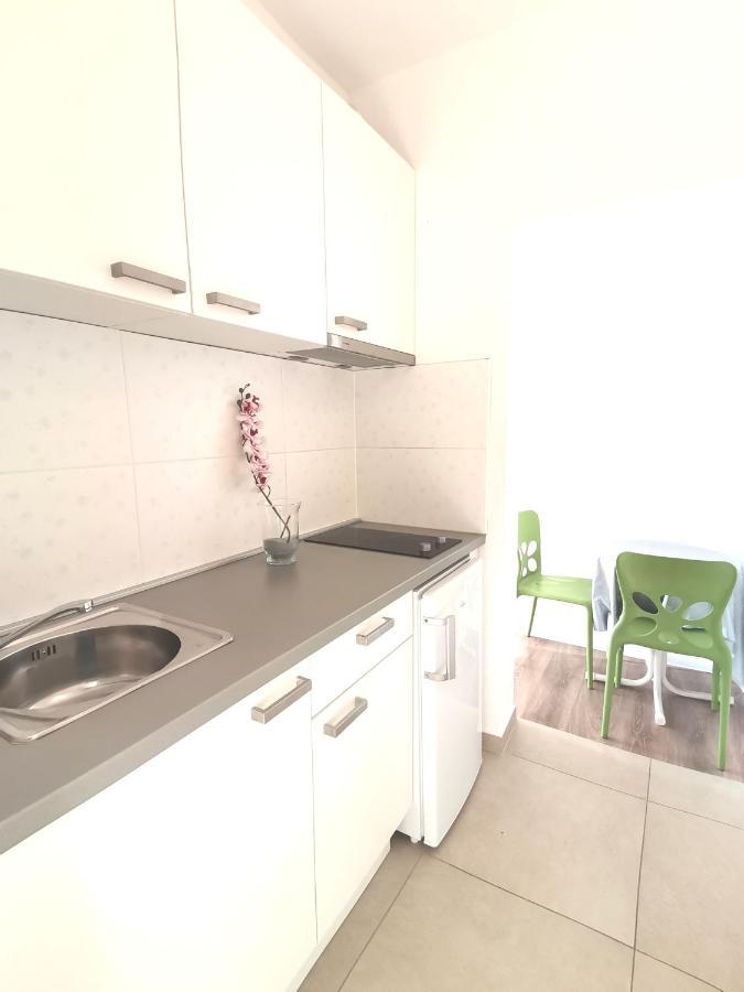 Apt White Idyll, 3 Bedrooms, 3 Bathrooms, Terrace Apt Promajna Kültér fotó